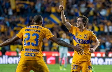 AME5375. MONTERREY (MÉXICO), 07/09/2022.- Sebastián Córdoba (d) de Tigres festeja una anotación ante Toluca hoy, durante un partido por la jornada 13 del Torneo Apertura 2022 de la Liga MX, en el estadio Universitario de la ciudad de Monterrey (México). EFE/Miguel Sierra
