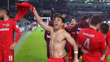 El futbolista mexicano espera este sábado conseguir el título con el Eintracht y que el domingo las Chivas se coronen también ante Tigres.