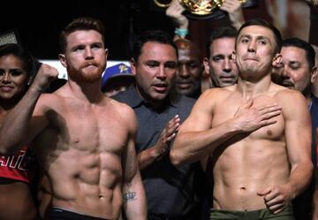 Canelo Álvarez y Gennady Golovkin posan durante su pesaje en Las Vegas.