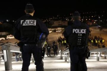 La policía se emplea a fondo en los registros y controles de seguridad fuera del estadio "Allianz Riviera" en Niza, antes del partido Niza - Lyon