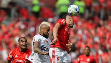 Soccer Football - Brasileiro Championship - Internacional v Flamengo - Estadio Beira-Rio, Porto Alegre, Brazil - April 23, 2023  Flamengo's Arturo Vidal in action with Internacional's Rene REUTERS/Diego Vara