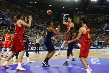 Marc Gasol pasa a su hermano Pau durante el partido contra Venezuela.