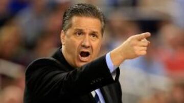 John Calipari, da instrucciones durante la final de la NCAA.