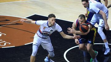 ANDORRA LA VELLA (ANDORRA), 09/02/2021.- El ala-p&iacute;vot estadounidense de Obadoiro Mike Daum (i) disputa un rebote ante el p&iacute;vot bielorruso Artsiom Parakoushki (2-d), del Andorra, durante el encuentro aplazado perteneciente a la decimos&eacute;ptima jornada de Liga Endesa entre MoraBanc Andorra y Monbus Obradoiro, este martes en el Polideportivo de Andorra. EFE/Fernando Galindo