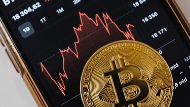 La criptomoneda Bitcoin se desploma por debajo de los 33.000 dólares