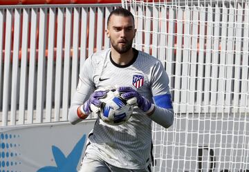 El sobrino-nieto del histórico Pechuga San Román debutó también en Copa ante el Cornellà, convirtiéndose en el primer portero del segundo equipo en debutar con el Cholo y dejando varias paradas que demuestran sus grandes reflejos. A sus 23 años, es el guardameta titular del Atleti B y tercer portero del primer equipo, convirtiéndose en un habitual en las convocatorias de Simeone. La temporada pasada jugó cedido en el Elche que consiguió el ascenso a Primera.