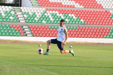 La Tricolor definió los últimos detalles antes del encuentro con la Selección Boliviana por las Eliminatorias. El partido se llevará a cabo el jueves 2 de septiembre en el Estadio Olímpico Hernando Siles. En rueda de prensa, el técnico Reinaldo Rueda afirmó que, "hemos estado analizando las características de los goles que ha recibido y los que ha marcado el equipo de Farías" 