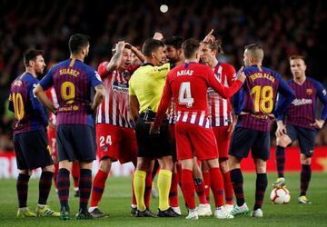 Los jugadores del Atlético protestan la expulsión de Diego Costa en el Camp Nou.