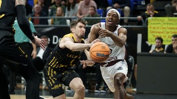 TENERIFE, 10/12/2025.- El jugador del Trapani Shark, J.D. Notae (d), junto al escolta del La Laguna Tenerife, Wesley Van Beck (c), durante el partido de la Basketball Champions League que se celebra este miércoles en el Pabellón Santiago Martín de La Laguna (Tenerife). EFE/Ramón de la Rocha