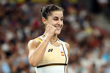 La española arrolló a Rachael Darragh, 67ª del mundo, por 21-5 y 21-5, en el Arena Porte de La Chapelle y accede al cuadro final de los Juegos, en el que empezará contra Beiwen Zhang , 11ª del mundo. 