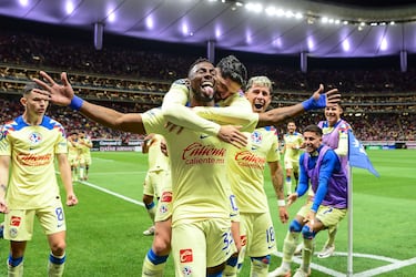 Afición de Chivas le avienta encendedor a Luis Ángel Malagón