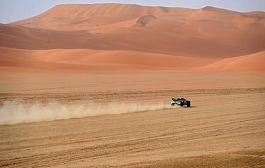 El piloto francés Guerlain Chicherit y el copiloto Alex Winocq en acción durante le etapa de hoy. 