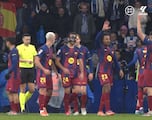 El árbitro del Espanyol-Barça llevó un micrófono: la gestión en la lluvia de botellas contras los culés, excepcional