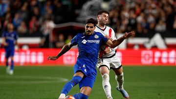MADRID, 02/05/2025.- El defensa del Getafe Juan Berrocal (i) juega un balón ante Adrián Embarba, del Rayo, durante el partido de la jornada 34 de LaLiga EA Sports que Rayo Vallecano y Getafe CF disputan este viernes en el estadio de Vallecas, en Madrid. EFE/Daniel González