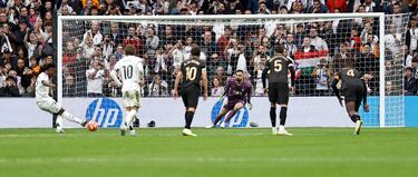 Lanzó el brasileño a su derecha, pero el portero del Valencia le adivinó las intenciones. 