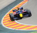 Carlos Sainz Jr. sigue lider tras ser cuarto en MotorLand