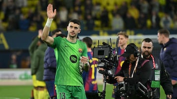 Joan García saluda a la afición azulgrana en La Cerámica.