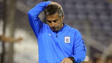 Soccer Football - Alianza Lima v Junior de Barranquilla - Copa Libertadores - Alejandro Villanueva Stadium, Lima, Peru - April 19, 2018. Coach Pablo Bengoechea of Alianza Lima reacts. REUTERS/Mariana Bazo