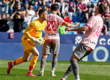 El portero sportinguista fue vital para que su equipo no perdiera ante el Levante. En la primera mitad le sac una mano a Morales cuando la grada cantaba gol. 