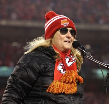 Melissa Etheridge es otra gran aficionada del fútbol americano, especialmente de los Chiefs.