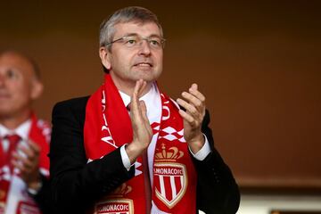 Otro millonario ruso dueño de un equipo de fútbol es Dmitry Rybolovlev, dueño del Mónaco. Con un patrimonio cercano a los 6.000 millones de euros, entró en el conjunto monegasco en 2010, cuando adquirió el 66% de las acciones (el resto pertenece a la familia real del Principado). Hizo su fortuna con la venta de su empresa, Uralkali, uno de los mayores productores de fertilizantes y que vendió en 2010 por unos 4.000 millones de euros. De su mano, el conjunto del Principado ha ganado una Liga francesa y han pasado jugadores como James Rodríguez, Kylian Mbappé, Joao Moutinho, Radamel Falcao, etc etc.