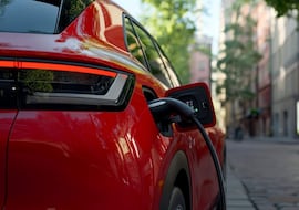 Carga un coche híbrido enchufable con un cable que sale de su casa y se gana una multa: su argumento es demoledor