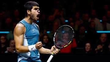 Carlos Alcaraz celebra el triunfo contra Hubert Hurkacz en Róterdam.