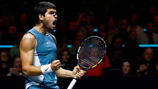 Alcaraz crece para llegar a su primera final bajo techo