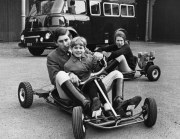 Carlos, el Pr¨ªncipe de Gales y el Pr¨ªncipe Eduardo juegan juntos en un kart mientras la Princesa Ana conduce detr¨¢s de ellos en 1969.