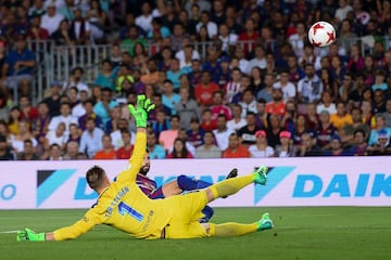 0-1. Piqué anota en propia puerta.