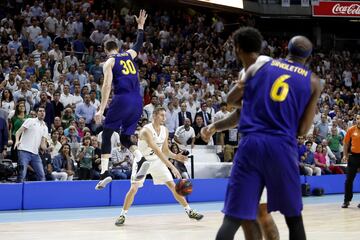 Jaycee Carroll amaga el tiro y finta a Ví­ctor Claver.