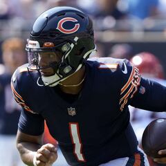 Bears rookie QB Fields named starter after Dalton knee injury