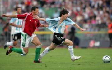 Messi debutó con la Absoluta el 17 de agosto de 2005 contra Hungría. Salió por Lisandro López en el minuto 63 y en menos de un minuto fue expulsado por unos agarrones con Vanczak.