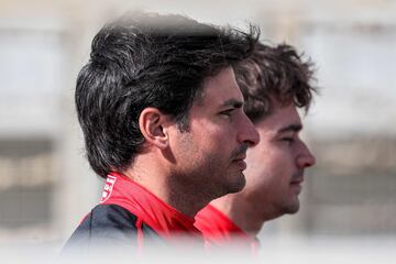 Carlos Sainz Jr y Charles Leclerc durante los primeros test de la temporada de Fórmula 1 2023.