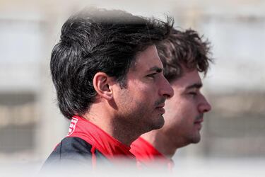 Carlos Sainz Jr y Charles Leclerc durante los primeros test de la temporada de Fórmula 1 2023.