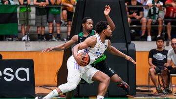 Gerschon Yabusele ataca la canasta ante la defensa de Andrés Feliz.