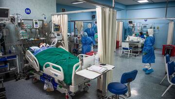 A COVID-19 patient remains in the Intensive Care Unit of the Alberto Sabogal Sologuren Hospital, in Lima, on December 11, 2020, amid the new coronavirus pandemic. (Photo by ERNESTO BENAVIDES / AFP)