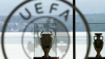 El trofeo de la Champions League y la Eurocopa en al sede de UEFA.