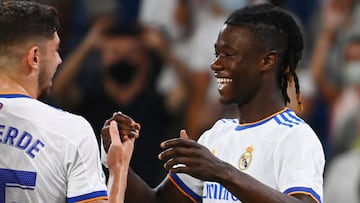 Camavinga celebra un gol del Madrid con Valverde.