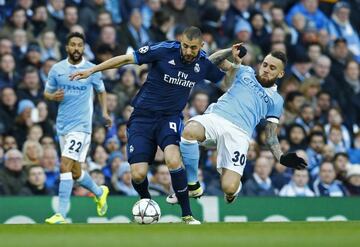 Benzema conduce el balón ante la oposición de Otamendi en la ida de las semifinales 2015-16.