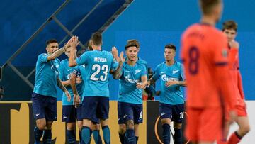 Zenit's players celebrate their team's second goal during the UEFA Europa League Group L football match between FC Zenit and Real Sociedad de Futbol in Saint Petersburg on September 28, 2017. / AFP PHOTO / Olga MALTSEVA