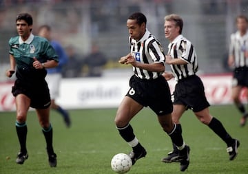 El delantero francés fue traspasado del Monaco a la Juve en el mercado invernal de 1999. Tras abonar 12,5 millones el equipo turinés esperaba un rendimiento goleador inmediato pero "Tití" jugaba en posiciones más retrasadas que la habitual suya en la punta del ataque. 6 meses después el Arsenal pagó 16 millones para llevarse al genial delantero que respondió en Londres con multitud de goles y títulos.