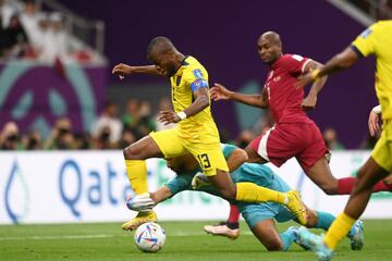 Saad Alsheeb  portero de Qatar hace tropezar a Enner Valencia de Ecuador. Penalti a favor de Ecuador y Al Sheeb recibe la amarilla tras el penalti cometido.
