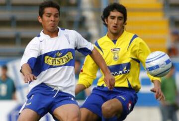 Héctor Tapia jugó en Universidad Católica en 1999 y entre el 2007 y el 2008. En la imagen marcado por un joven Osvaldo González.