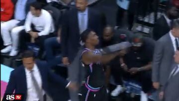 Cruce de cables épico: se enfada y le tira la zapatilla a su propio público