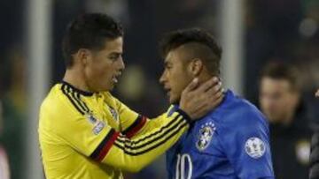 El centrocampista colombiano James Rodríguez (i) y el delantero brasileño Neymar al término del partido Brasil-Colombia.