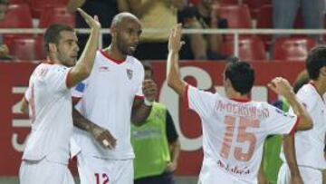<b>FELICIDAD TRAS EL SUFRIMIENTO. </b>Kanouté es felicitado por Jesús Navas, Negredo y Trochowski después del gol que decidió el partido en favor del Sevilla.