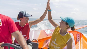 Las espa&ntilde;olas Blanca Manchon y Marina Alabau celebran sus medallas respectivamente de oro y plata en la clase RS X  al t&eacute;rmino de la regata de hoy de los XVIII Juegos Mediterraneos.
  
 
 
 
 DEPORTE ANDALUZ