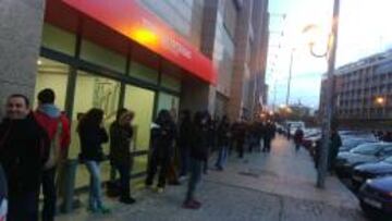 Los aficionados del Atlético se concentran desde las 6 de la mañana.