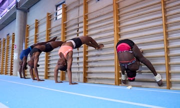 Anne Marie, Cecilia, Grace y Bonte calientan durante su entrenamiento.